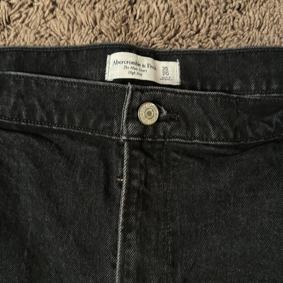 Size 20 Women’s Abercrombie Black Distressed High Rise Mom Short - Picture 2 of 6